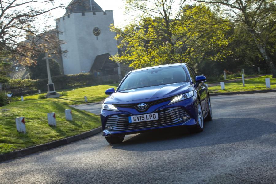  Toyota Camry Hybrid 2019 года  (UK) (фото 30 из 40)
